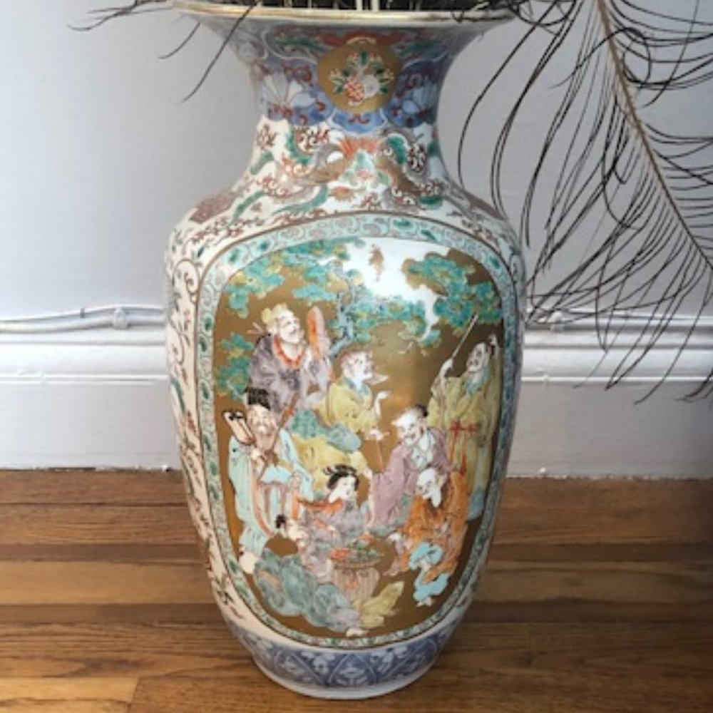 Imari 1870 Porcelain Vase in Like-New Condition